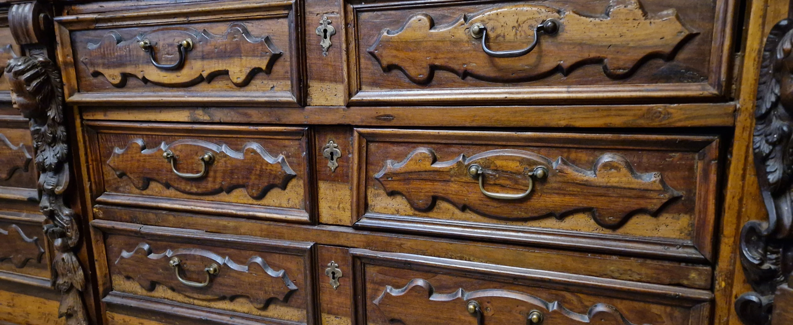Scopri di più sull'articolo L’Arte del Legno tra Pavia e Torino: guida alla Scelta e Manutenzione dell’Arredo Artigianale