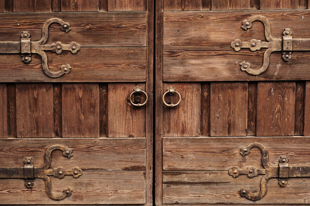 Scopri di più sull'articolo Portoni in Legno Rustici: Stile e Resistenza per la Tua Casa